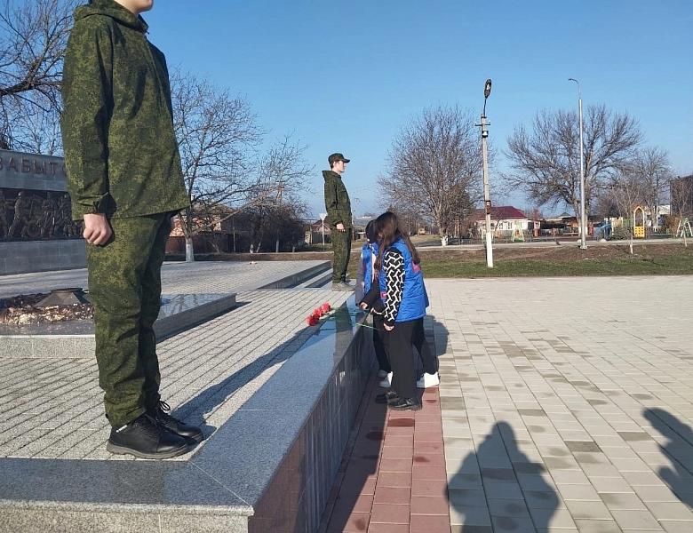 Возложение цветов к и мемориалу "Скорбящая мать" и памятнику военной истории "Братская могила